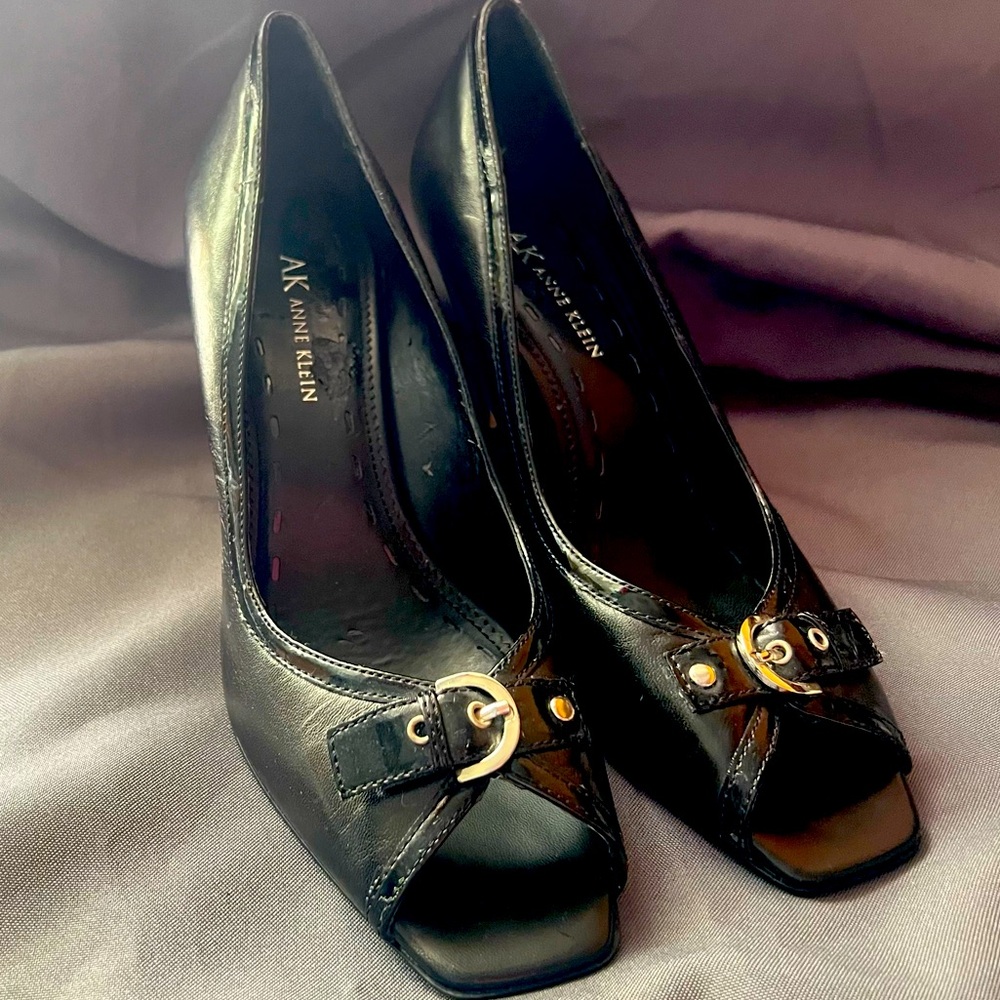 Previously owned Anne Klein Zyla heel: Black Peep Toe and Buckle Accent sz 8